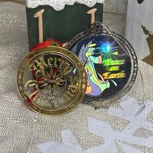 🏷️ON SALE 🏷️ VTG Filigree Metal Christmas ornament  Holographic